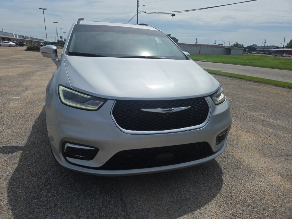 Used 2022 Chrysler Pacifica Limited FWD image 2