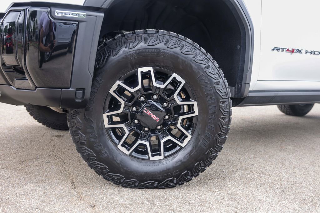 Used 2025 GMC Sierra 2500 AT4X image 4