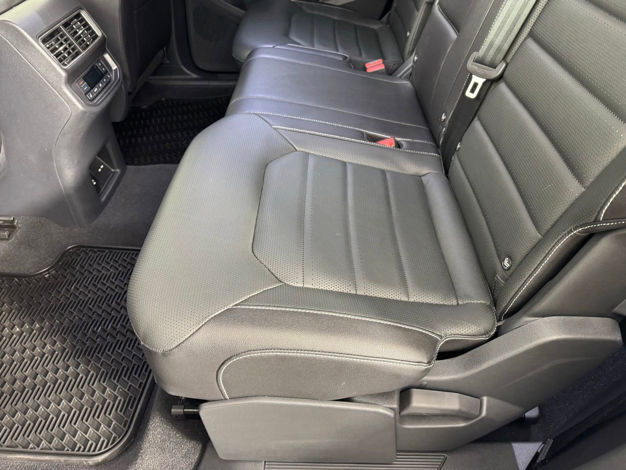 Used 2025 Volkswagen Atlas SEL image 28