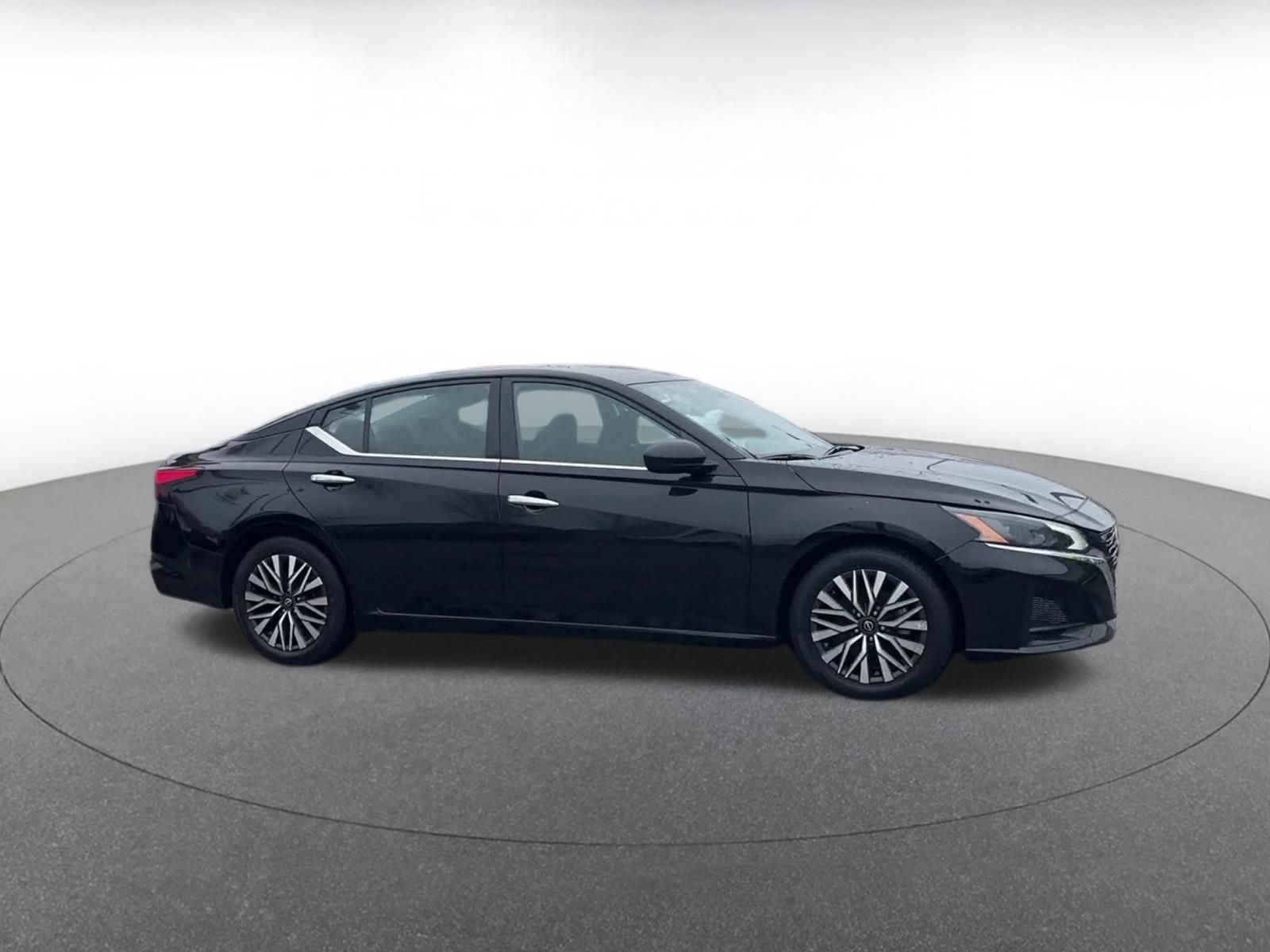 Used 2025 Nissan Altima 2.5 SV FWD image 2