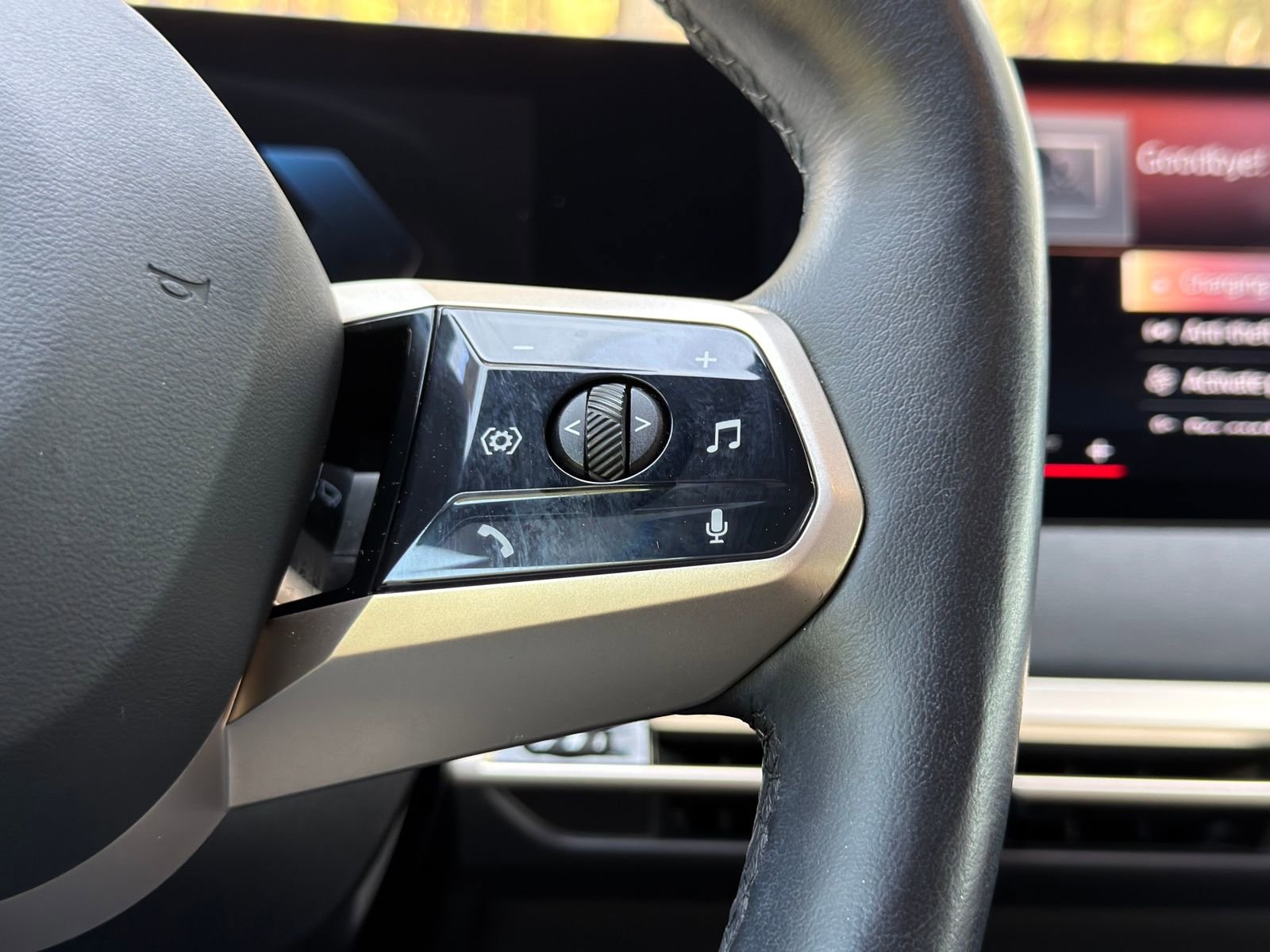 Used 2023 BMW iX xDrive50 w/ Sport Package image 25