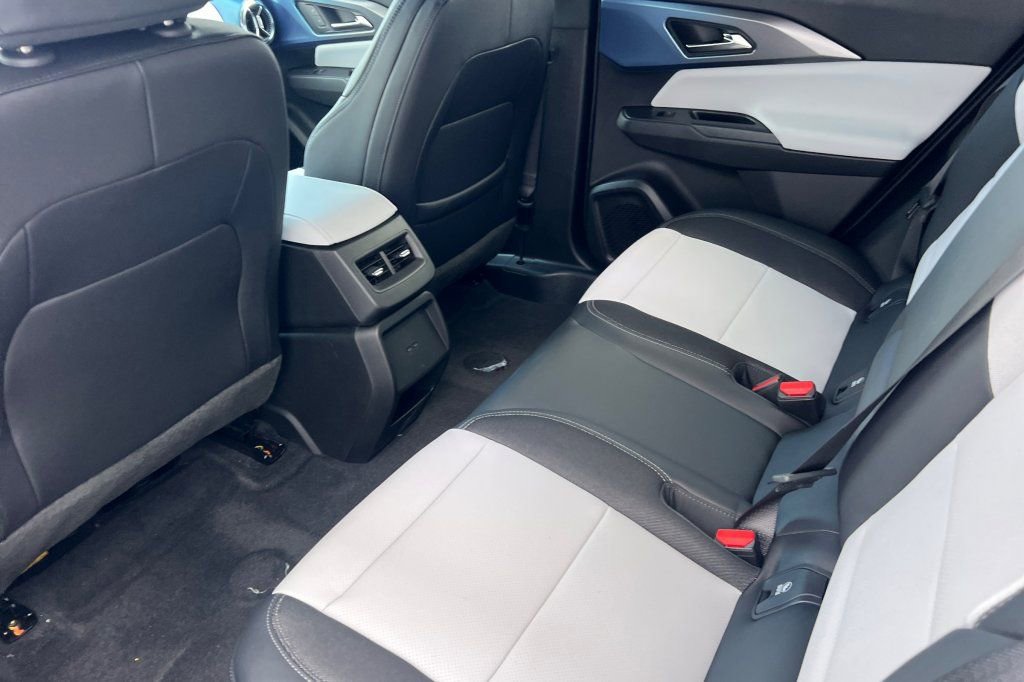 New 2026 Chevrolet Equinox EV LT image 9