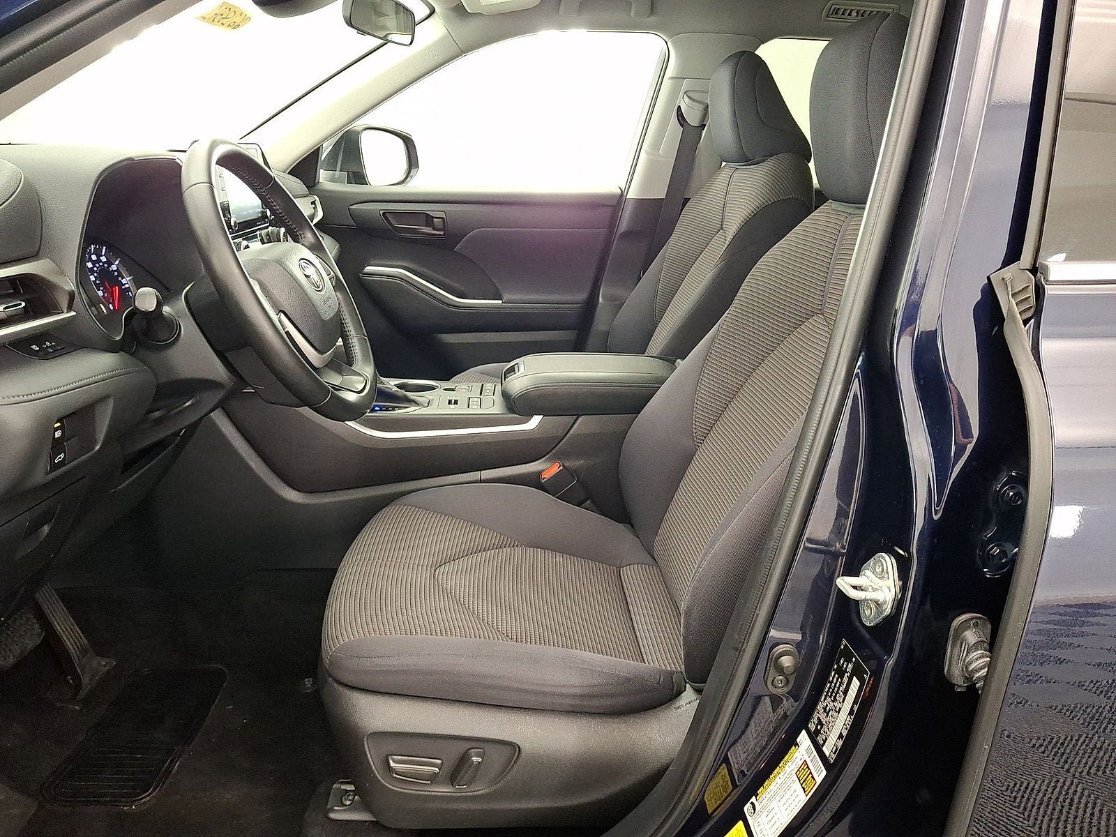 Used 2022 Toyota Highlander LE AWD/4WD image 3