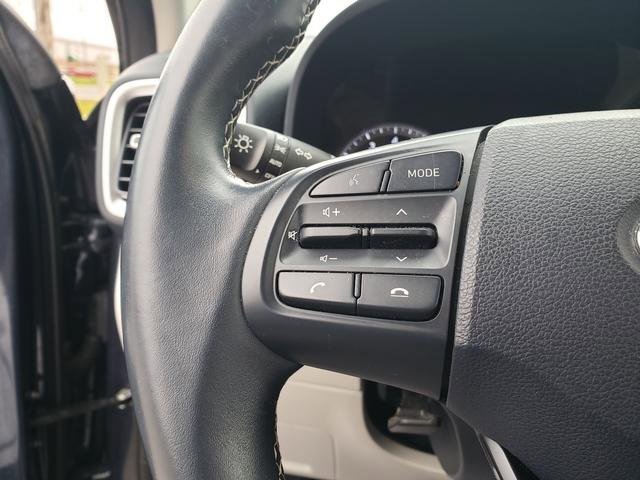 Used 2022 Hyundai Venue Limited image 25