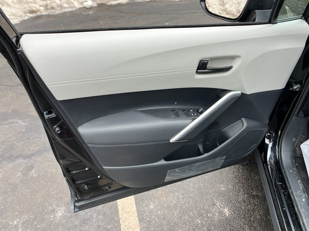 Used 2026 Toyota Corolla Cross L image 11