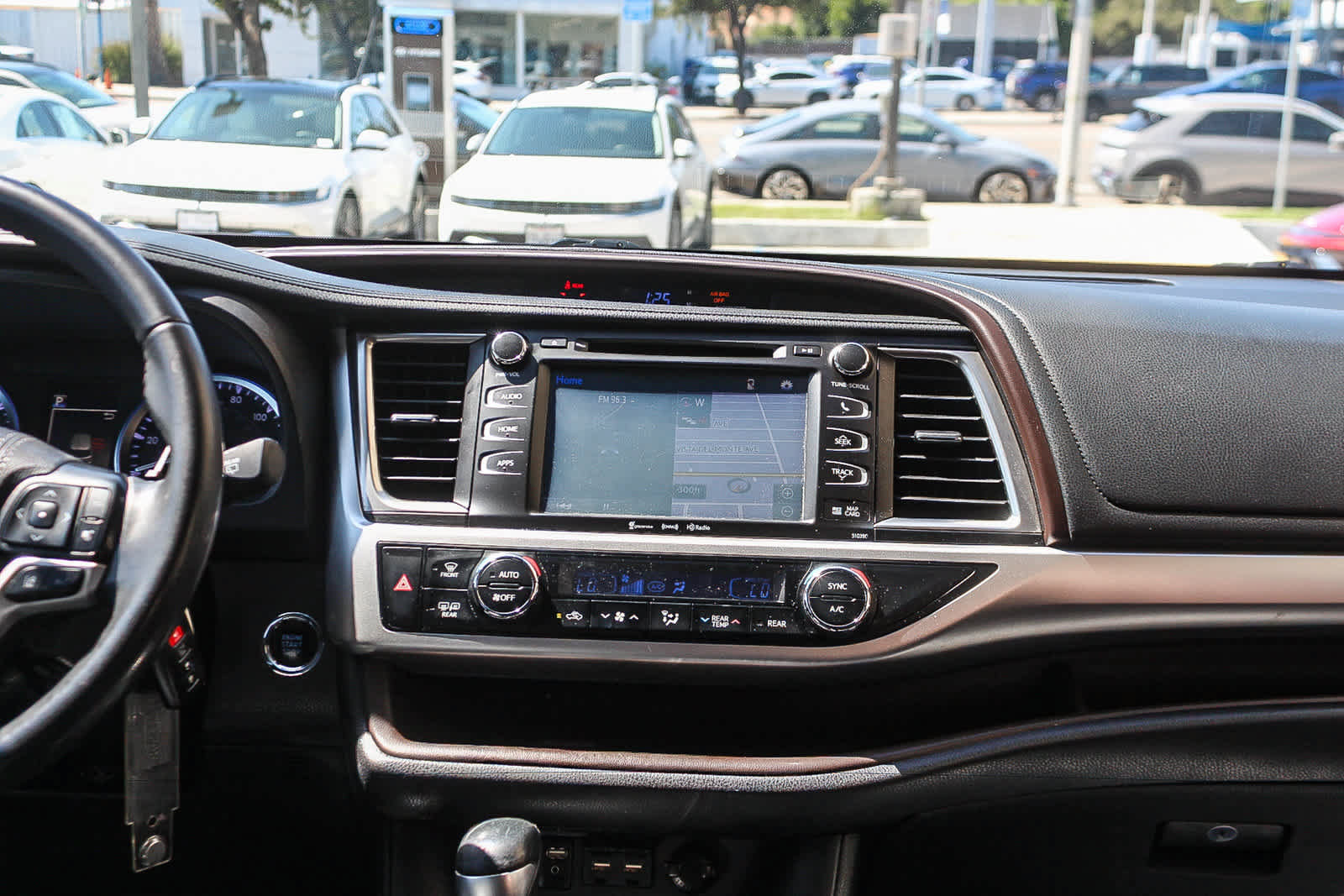 Used 2019 Toyota Highlander XLE FWD image 17