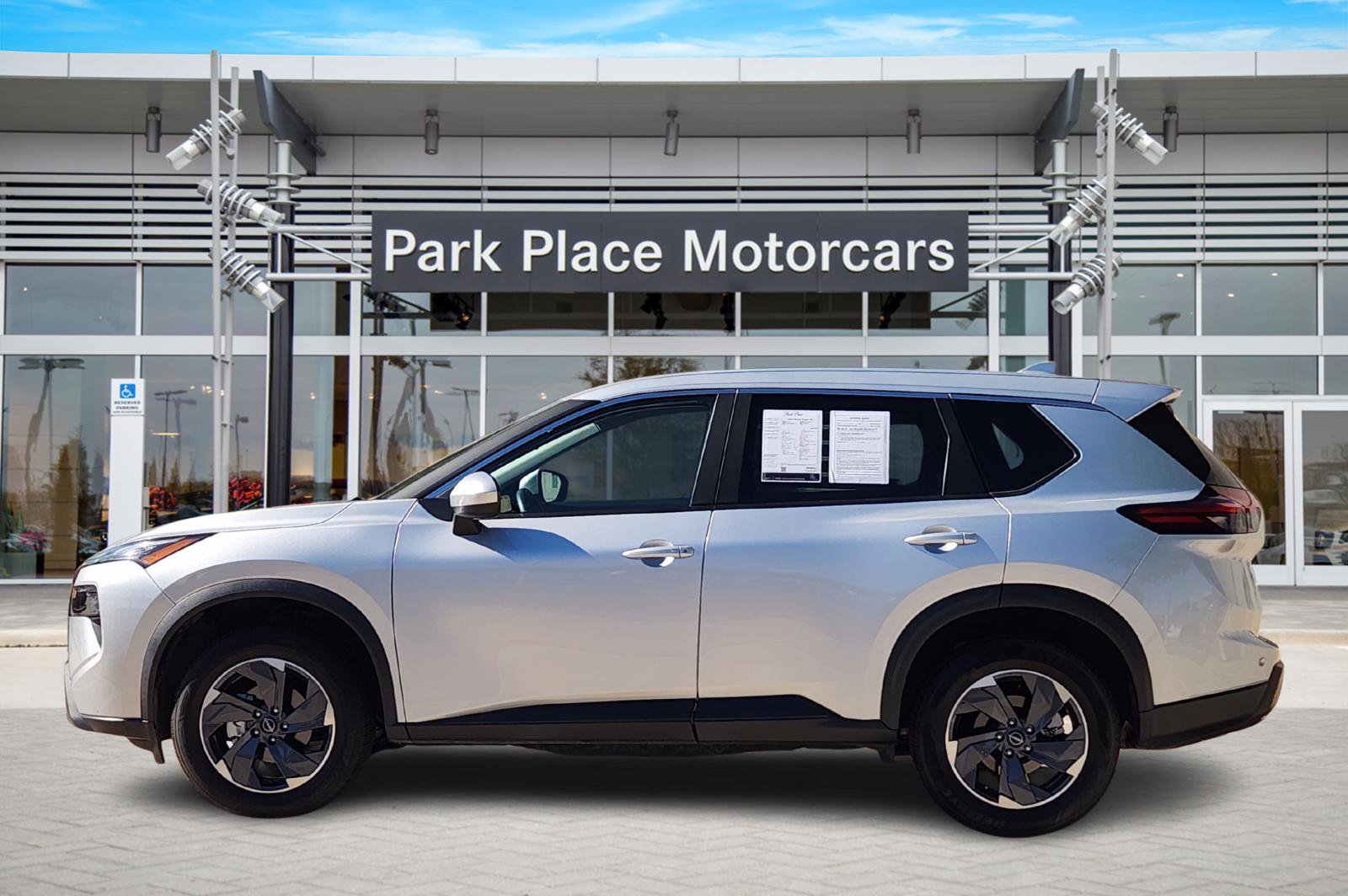 Used 2024 Nissan Rogue SV image 3