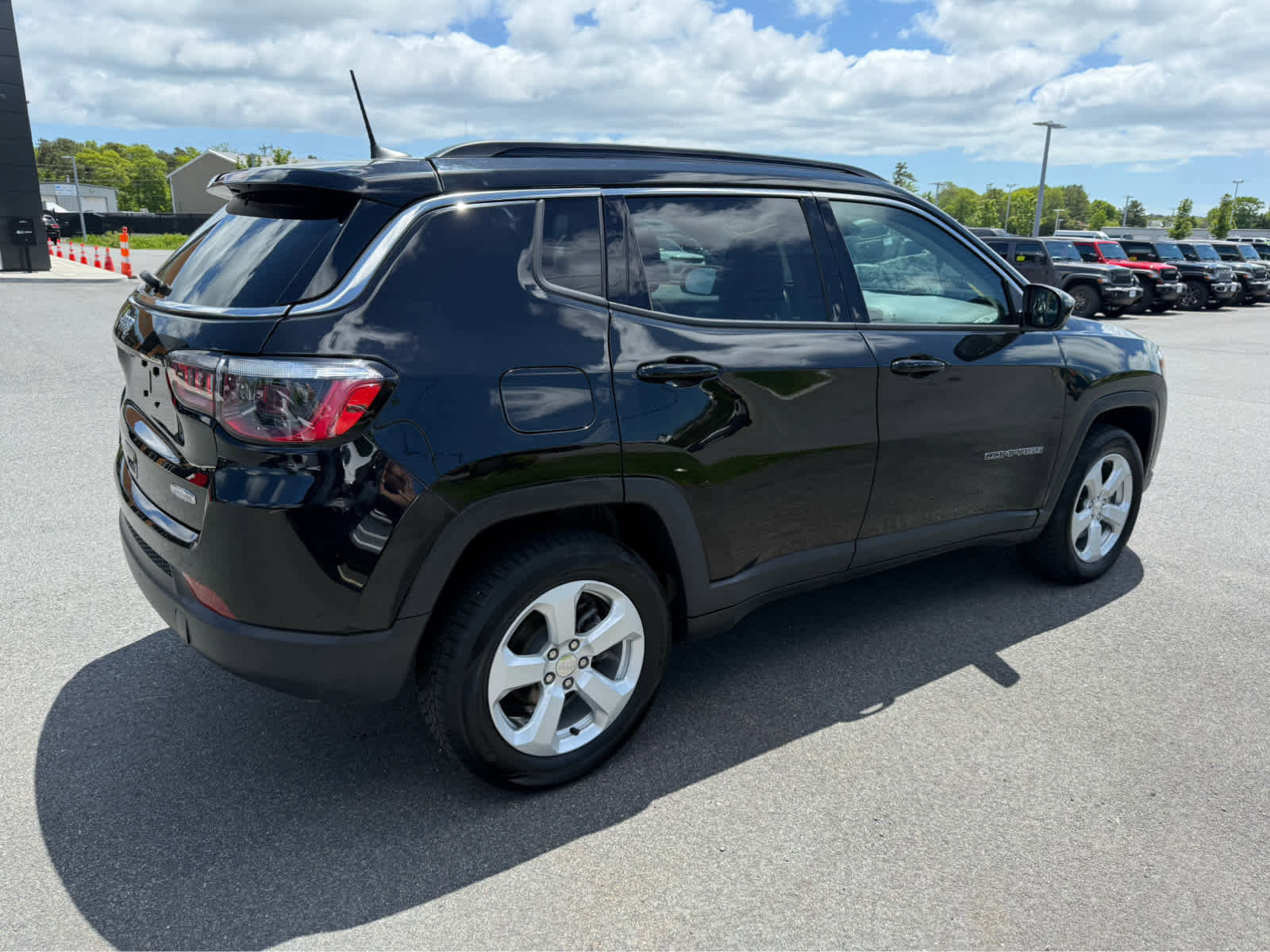 Used 2021 Jeep Compass Latitude w/ Sun and Sound Group AWD/4WD image 9