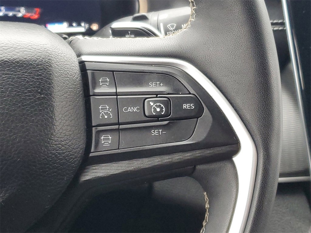 Used 2023 Jeep Grand Cherokee L Laredo image 13