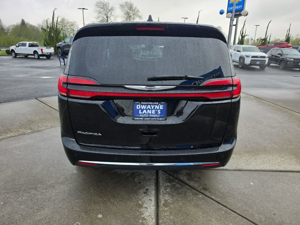 Used 2024 Chrysler Pacifica Touring-L FWD image 5