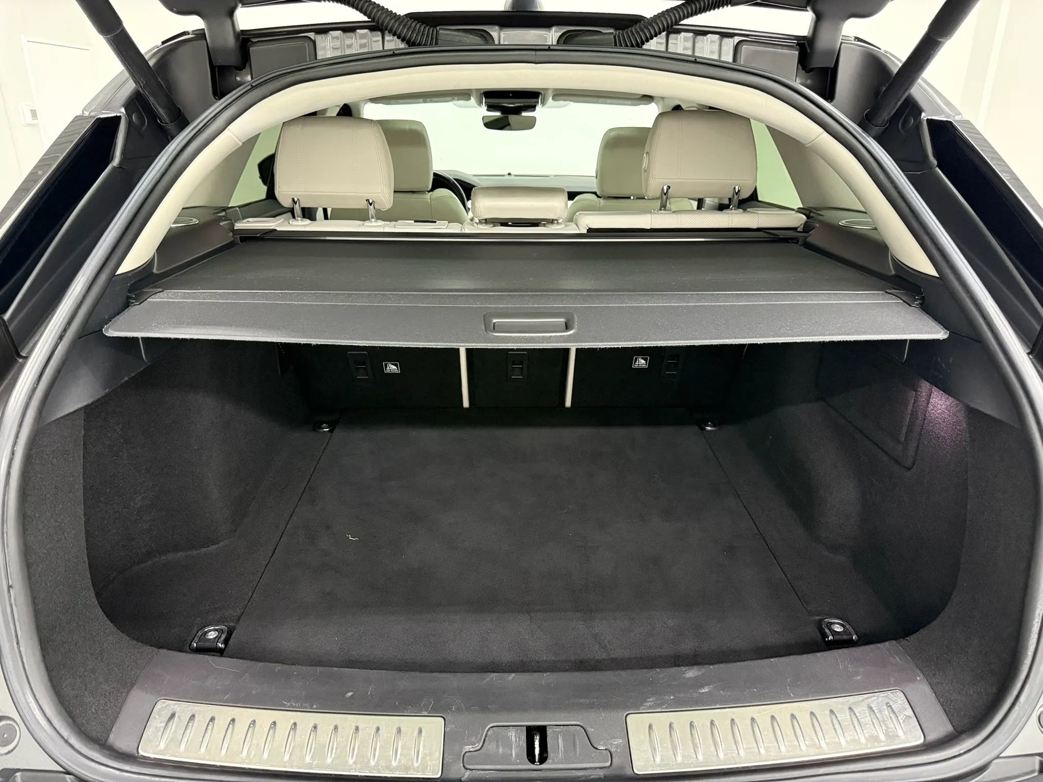 Used 2018 Land Rover Range Rover Velar R-Dynamic SE image 56