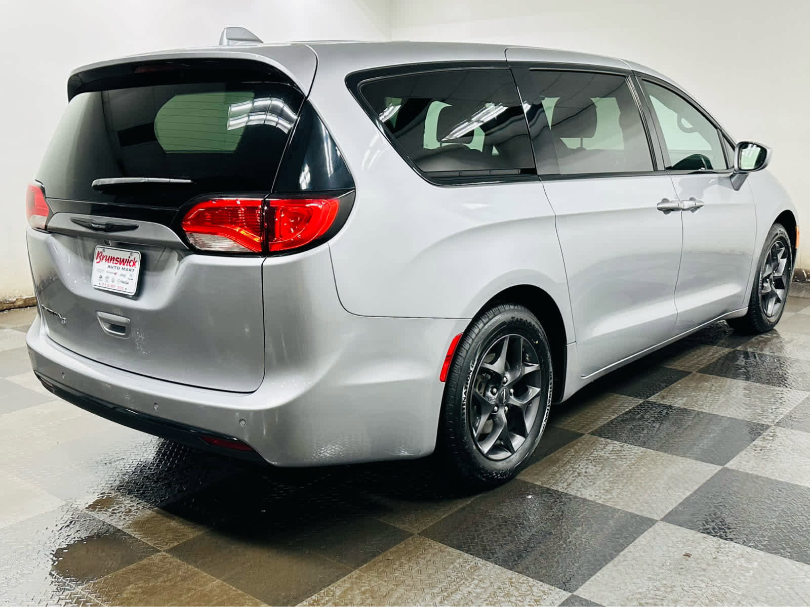 Used 2018 Chrysler Pacifica Touring Plus w/ S Appearance Package image 6