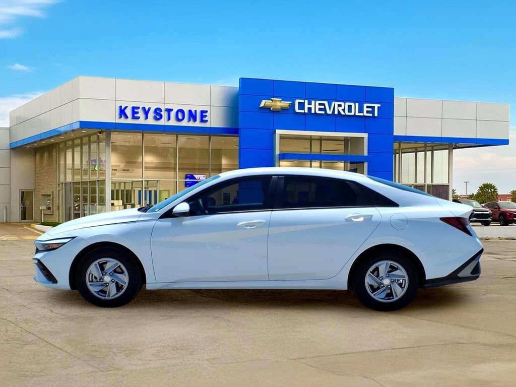 Used 2026 Hyundai Elantra SE FWD image 4