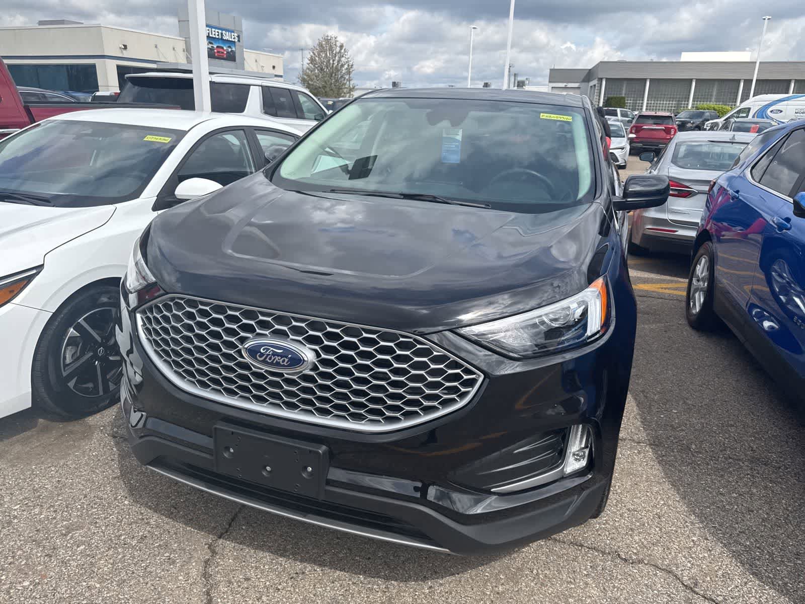 Used 2024 Ford Edge SEL w/ Convenience Package AWD/4WD image 3
