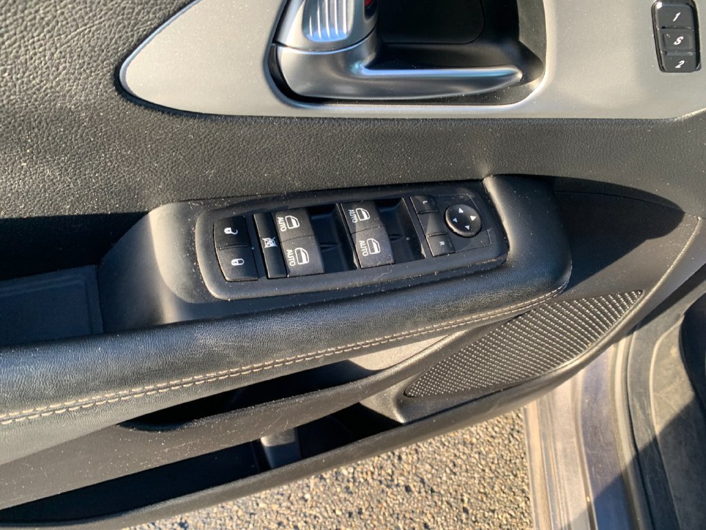 Used 2021 Chrysler Pacifica Touring-L w/ Uconnect Theater Family Group FWD image 13