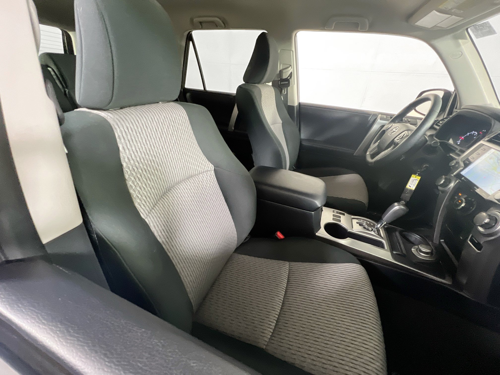 Used 2020 Toyota 4Runner SR5 AWD/4WD image 27