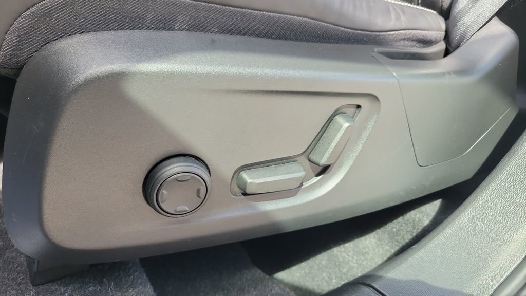 Used 2021 Volvo XC40 T5 R-Design w/ Advanced Package image 19