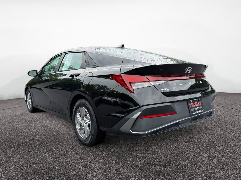 Certified 2024 Hyundai Elantra SE FWD image 5