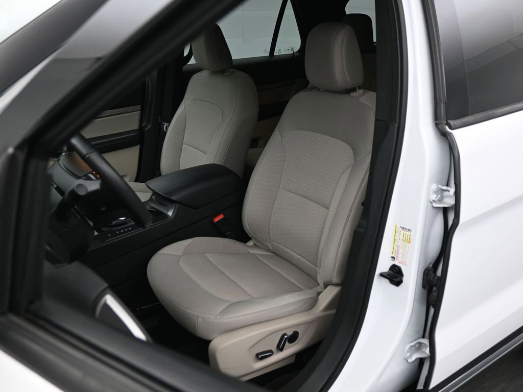 Used 2018 Ford Explorer XLT image 9