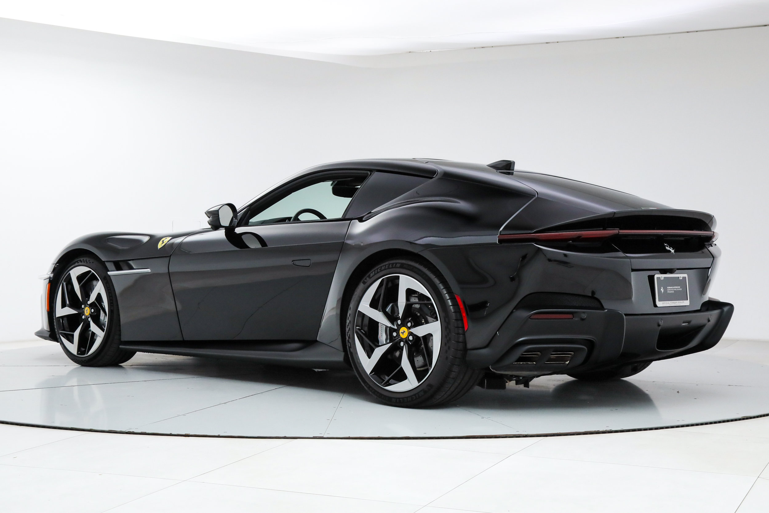 Certified 2025 Ferrari 12Cilindri RWD image 4