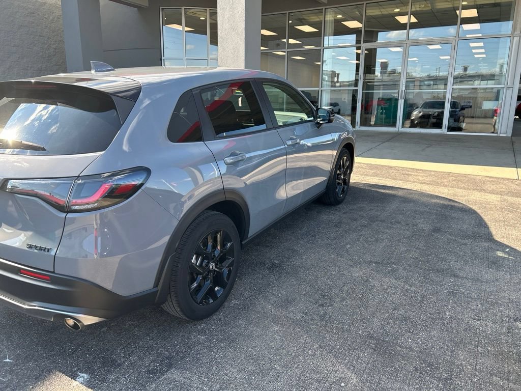 Used 2025 Honda HR-V Sport image 3