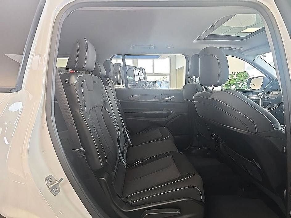 Used 2023 Jeep Grand Cherokee L Laredo w/ Luxury Tech Group I AWD/4WD image 34