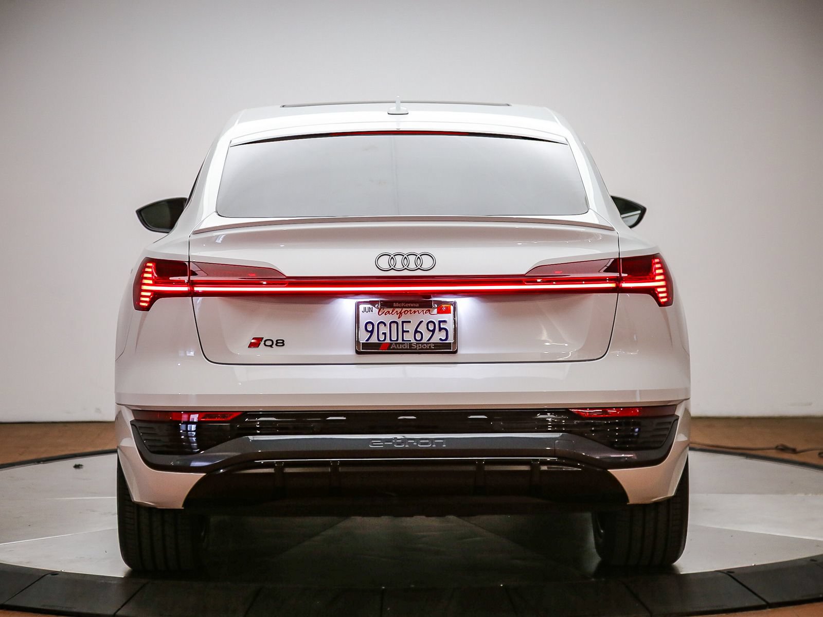 Used 2024 Audi Q8 e-tron Premium Plus w/ Premium Plus Package AWD/4WD image 3