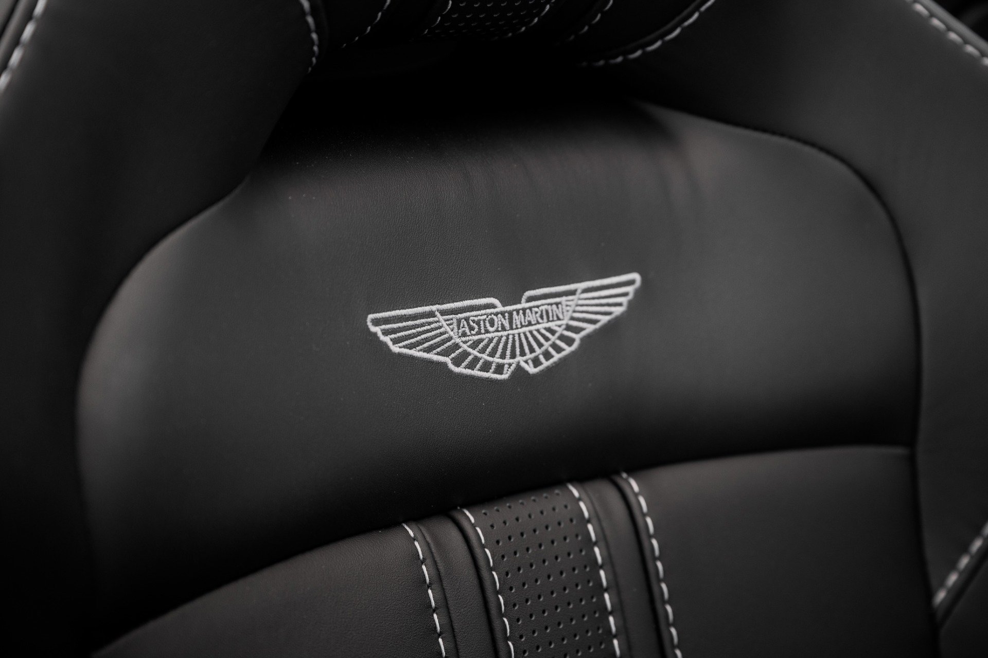 Used 2023 Aston Martin V8 Vantage Roadster image 5