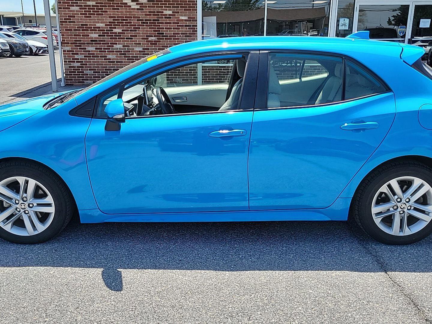 Used 2022 Toyota Corolla SE FWD image 2