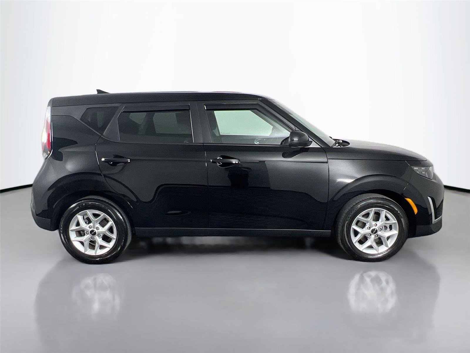 Used 2025 Kia Soul LX w/ LX Technology Package FWD image 7