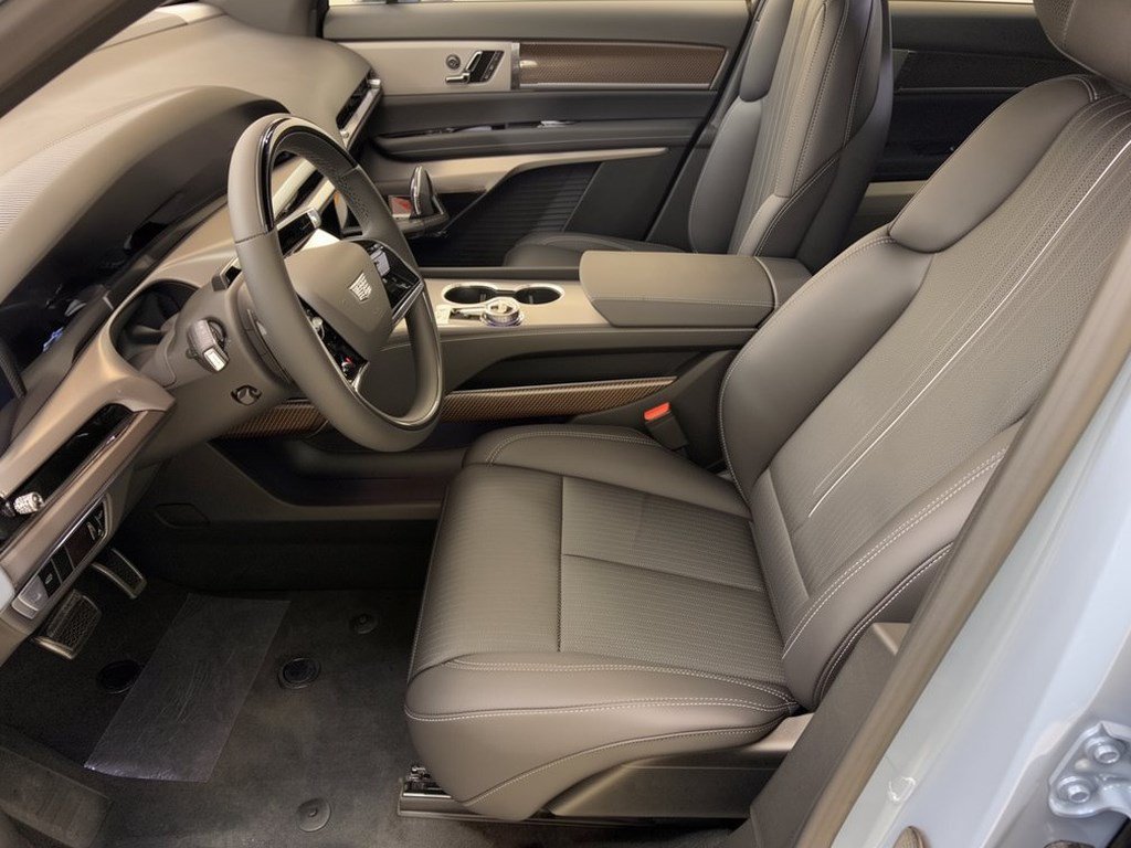 New 2027 Cadillac Vistiq Luxury w/ LPO, Floor Liner Package AWD/4WD image 5