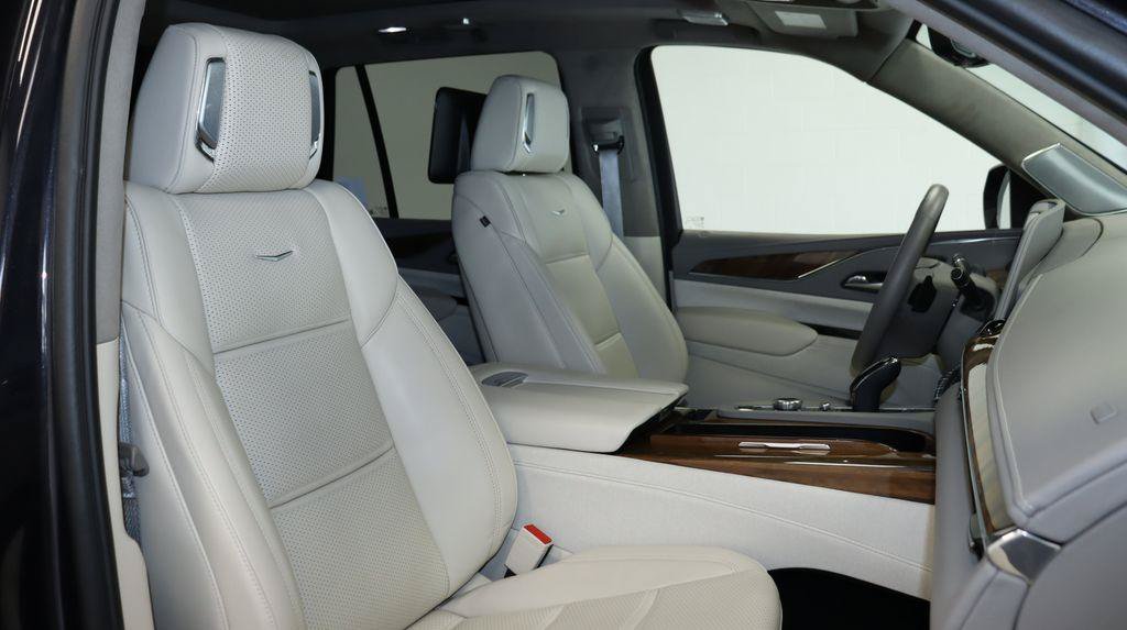Used 2024 Cadillac Escalade Sport Platinum w/ Heavy-Duty Trailer Package AWD/4WD image 24