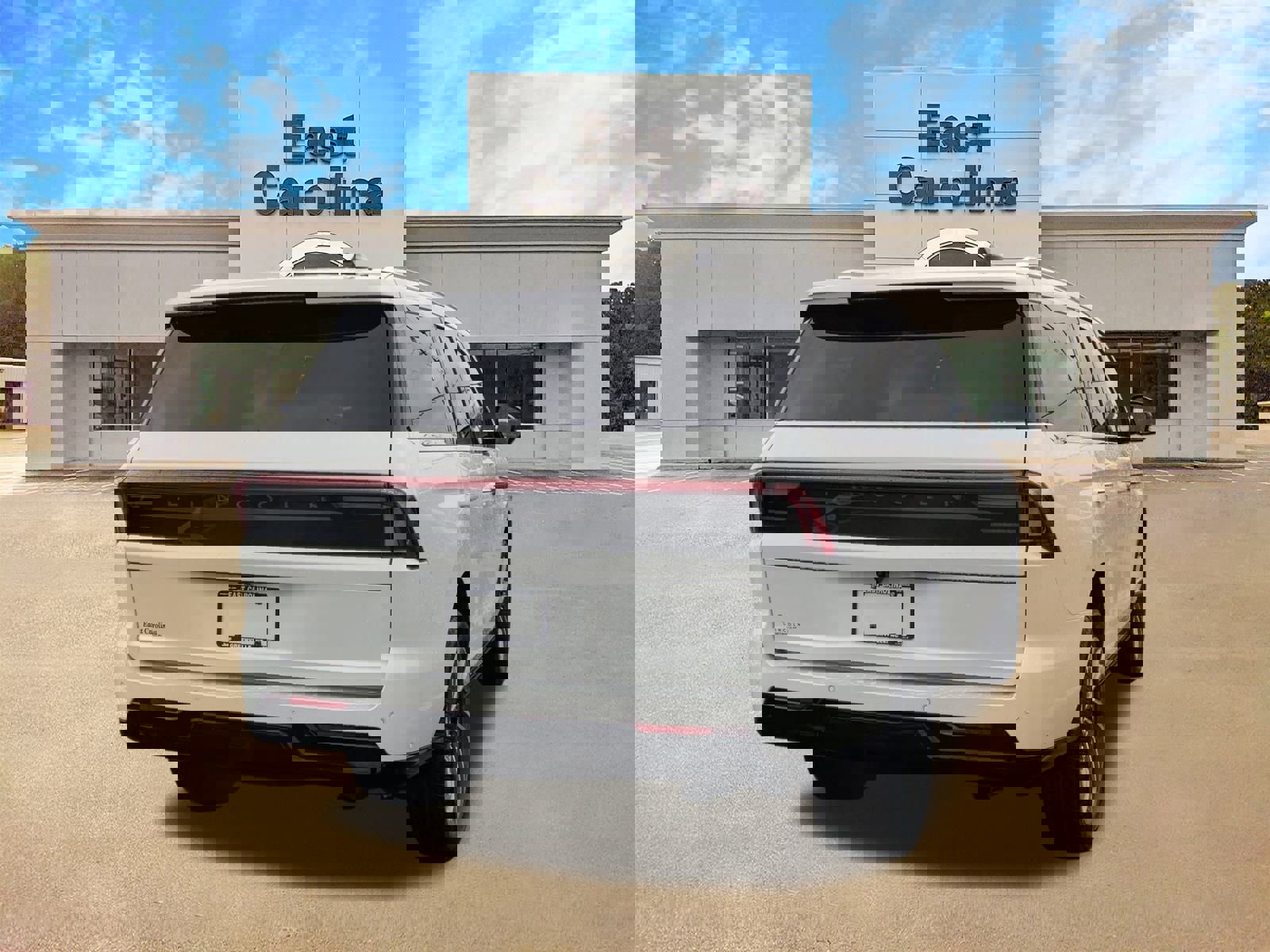 Used 2025 Lincoln Navigator Reserve AWD/4WD image 3