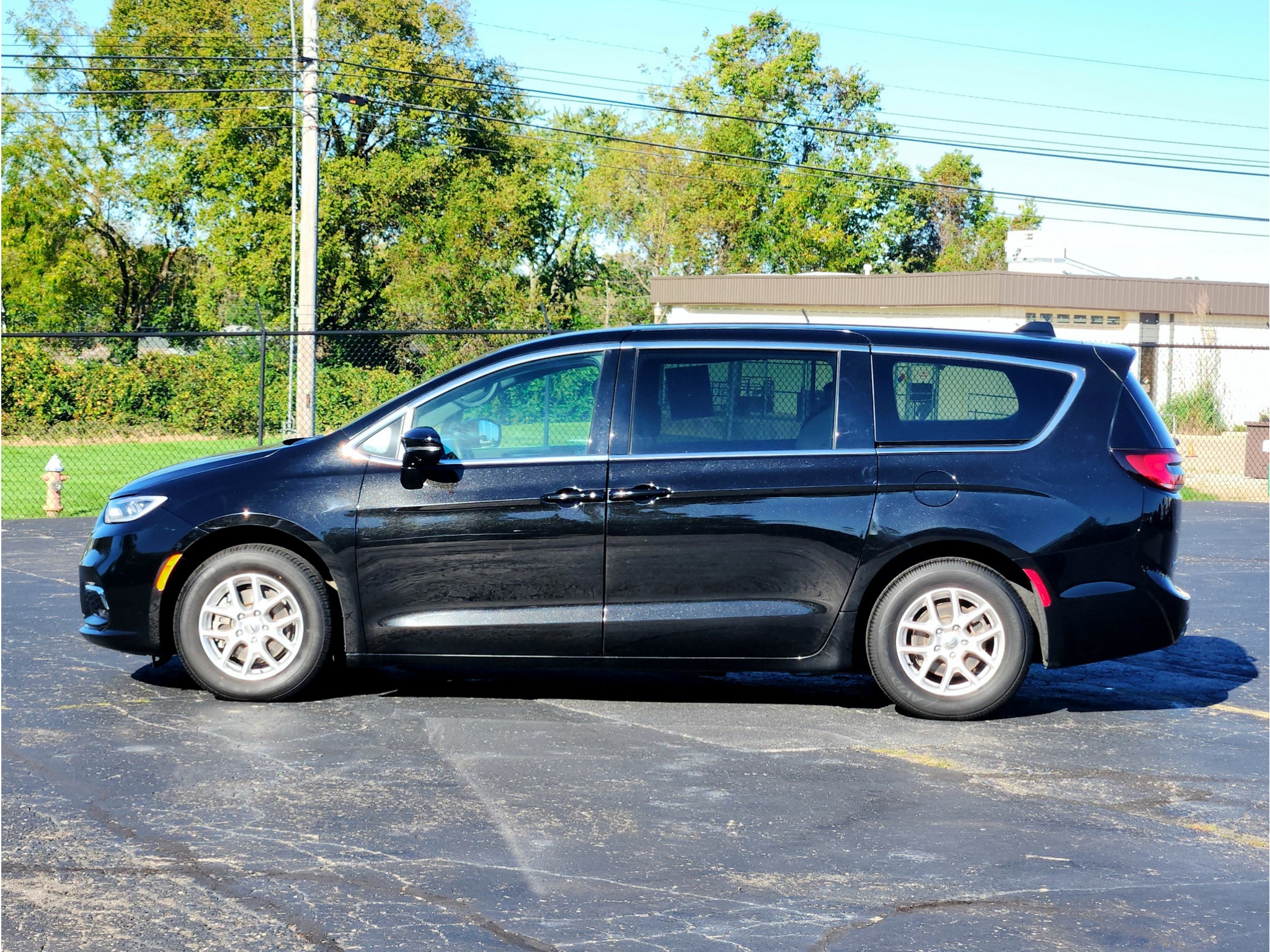 Used 2025 Chrysler Pacifica Select FWD image 12
