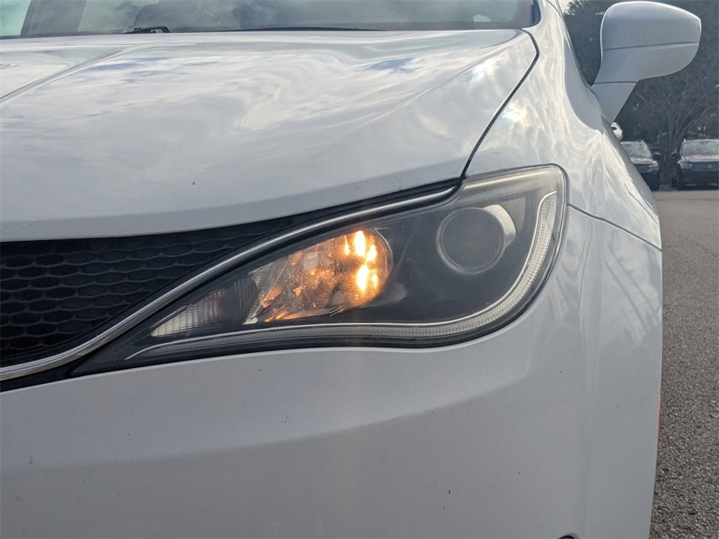 Used 2017 Chrysler Pacifica Touring-L Plus image 17