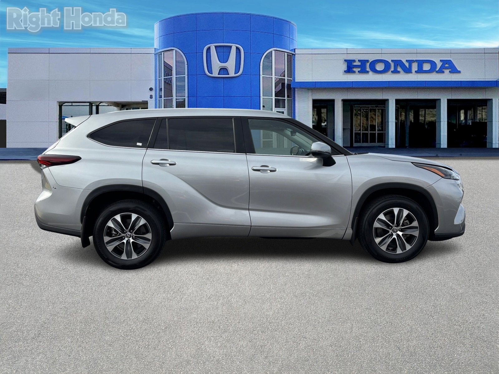 Used 2024 Toyota Highlander XLE image 7