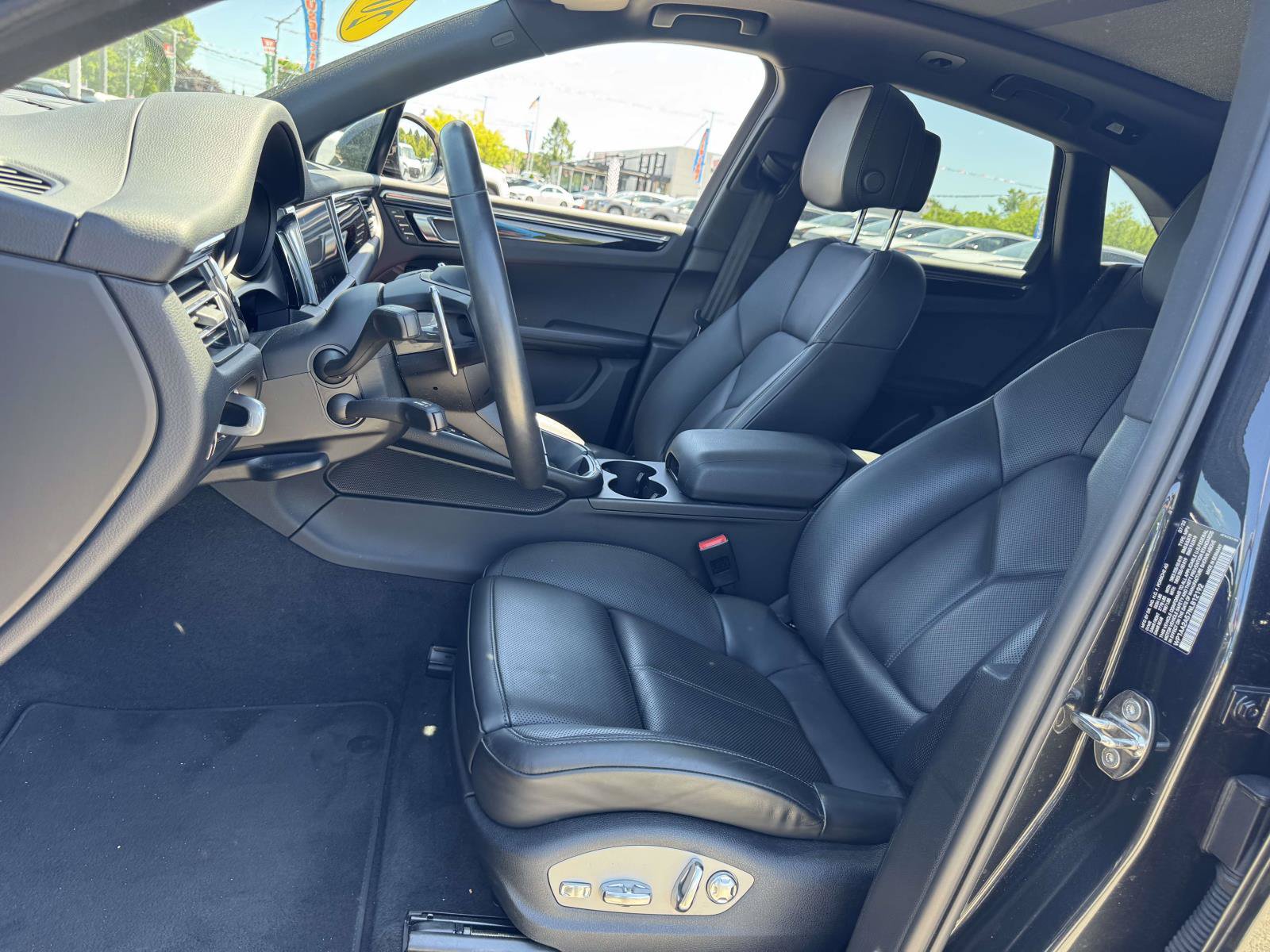 Used 2022 Porsche Macan w/ Premium Package Plus AWD/4WD image 19