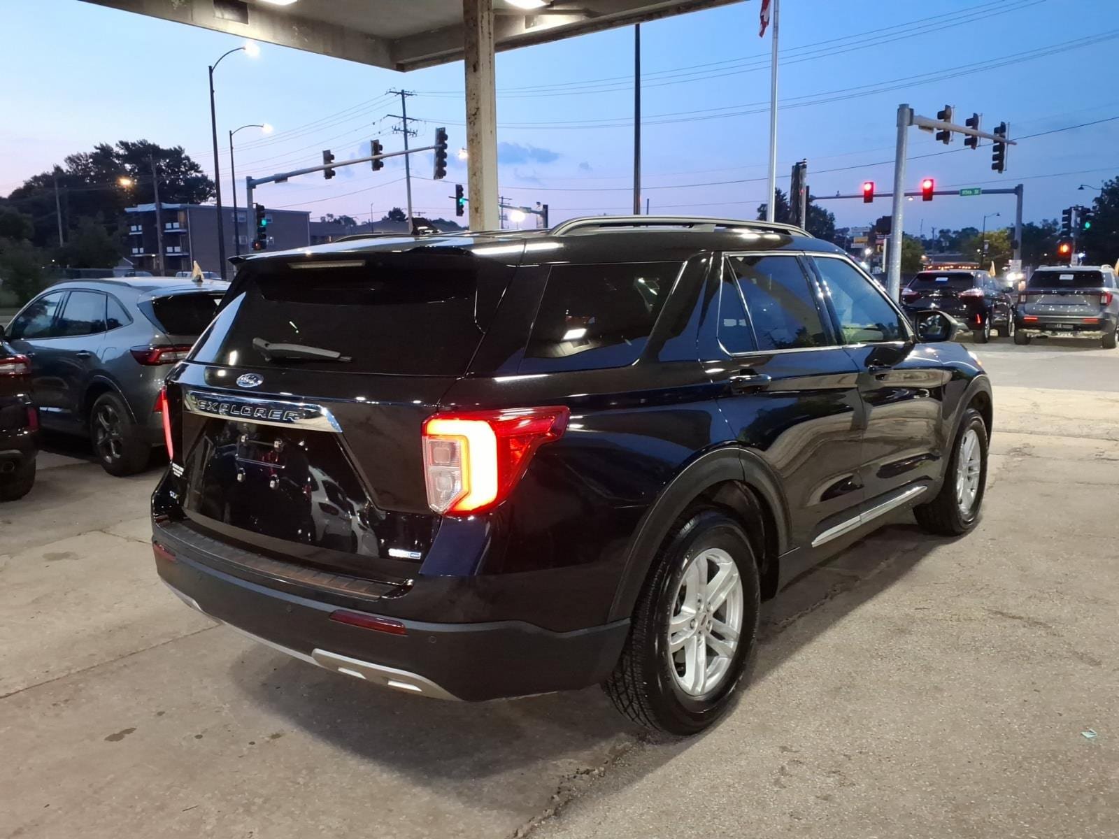 Used 2020 Ford Explorer XLT w/ Equipment Group 202A AWD/4WD image 3