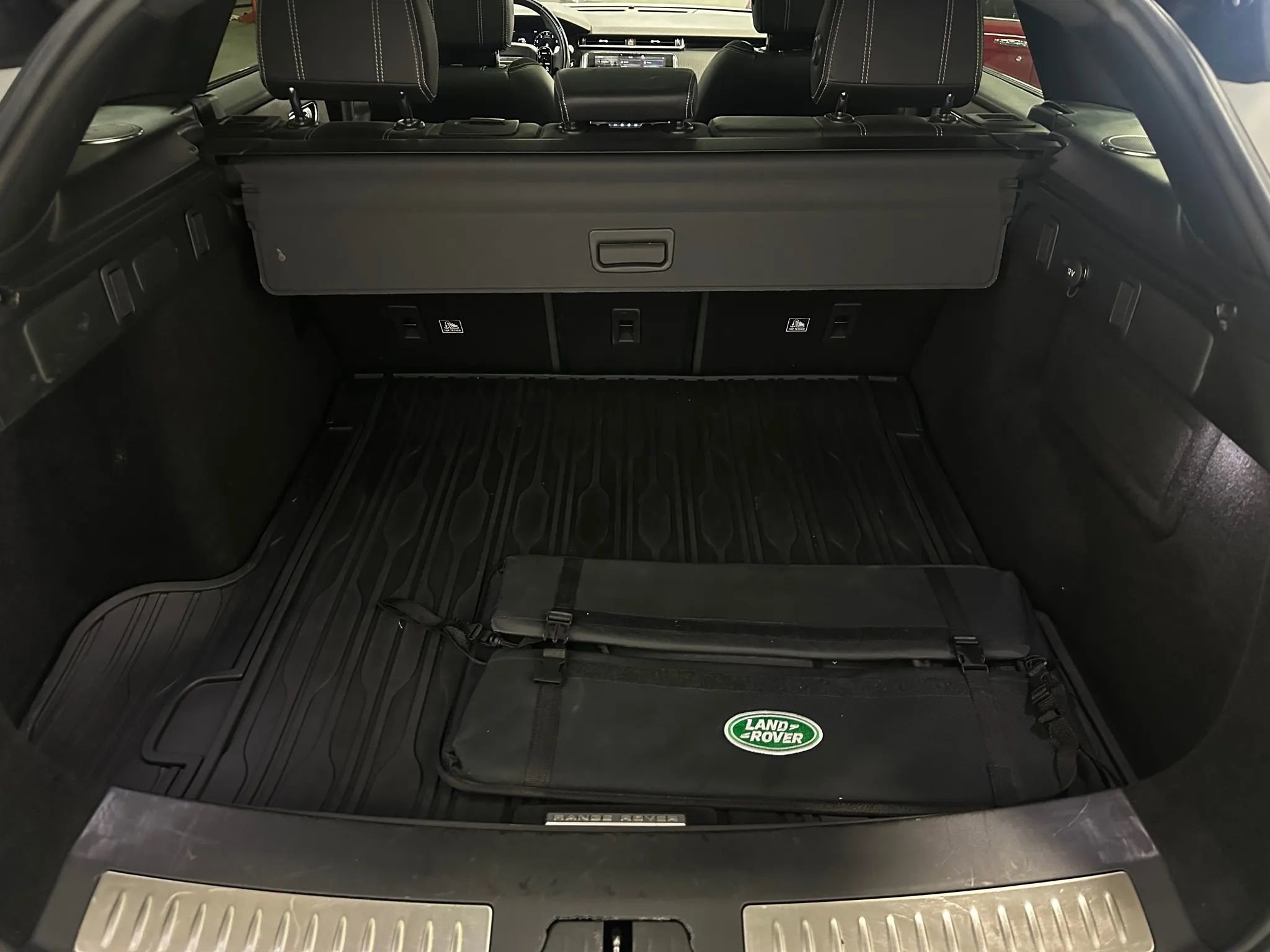 Used 2019 Land Rover Range Rover Velar R-Dynamic SE image 17