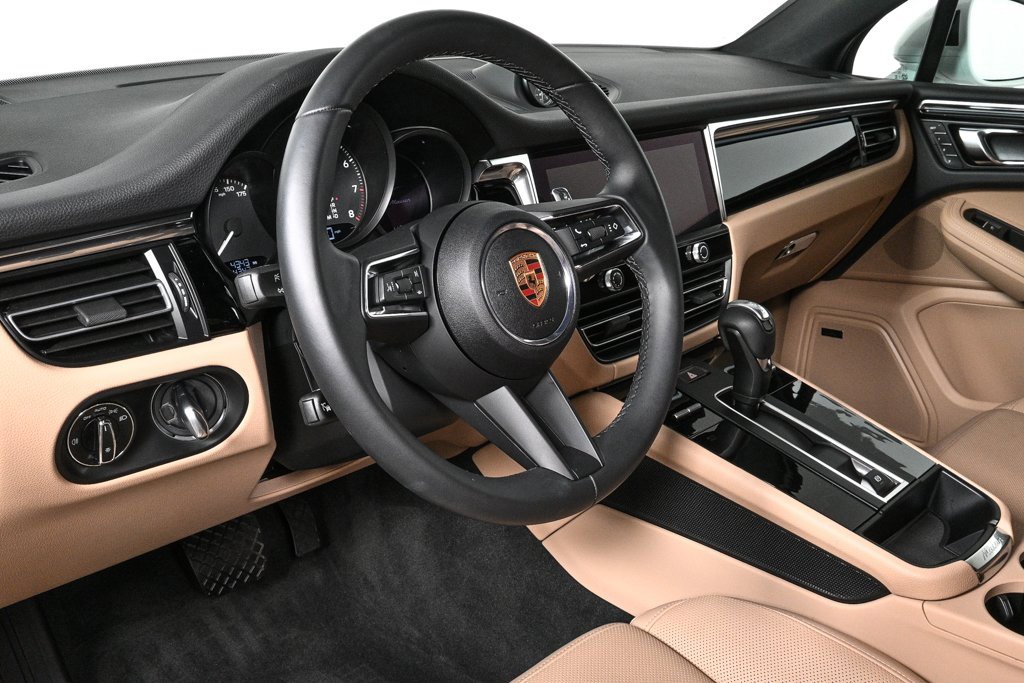 Used 2025 Porsche Macan image 4