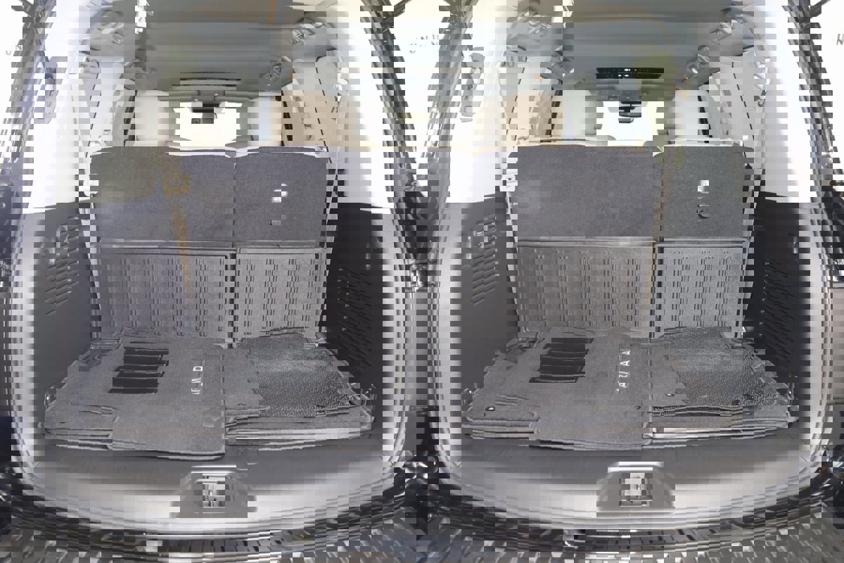 Used 2024 Nissan Armada SL w/ Captain's Chairs Package image 51