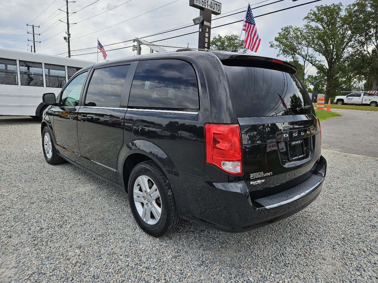 Used 2019 Dodge Grand Caravan SXT image 3