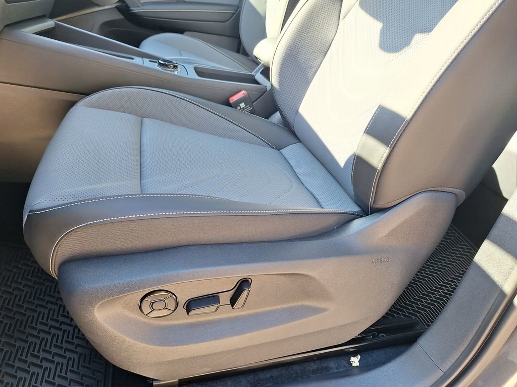 New 2026 Volkswagen Tiguan SE R-Line image 10