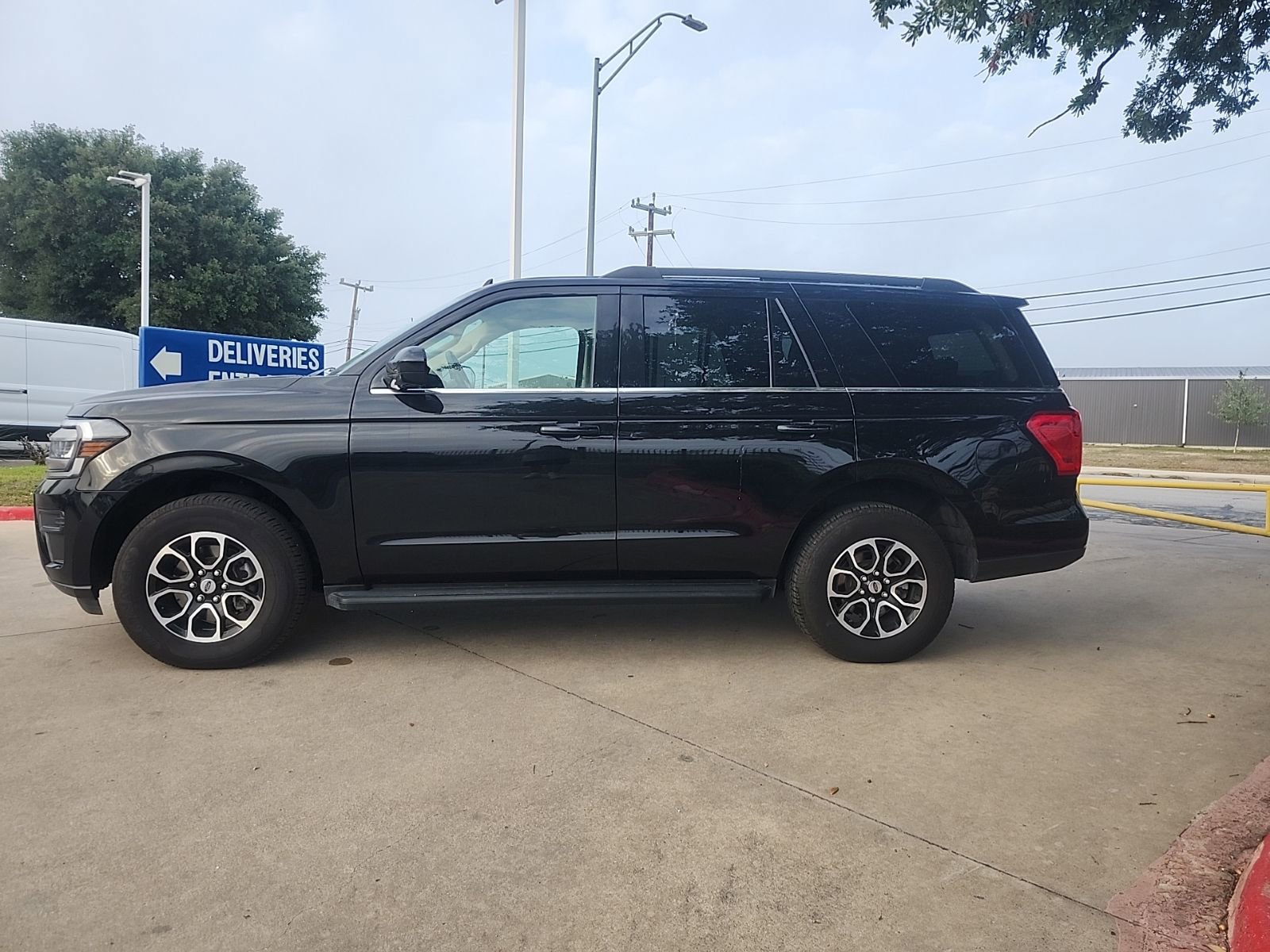 Used 2024 Ford Expedition XLT image 6