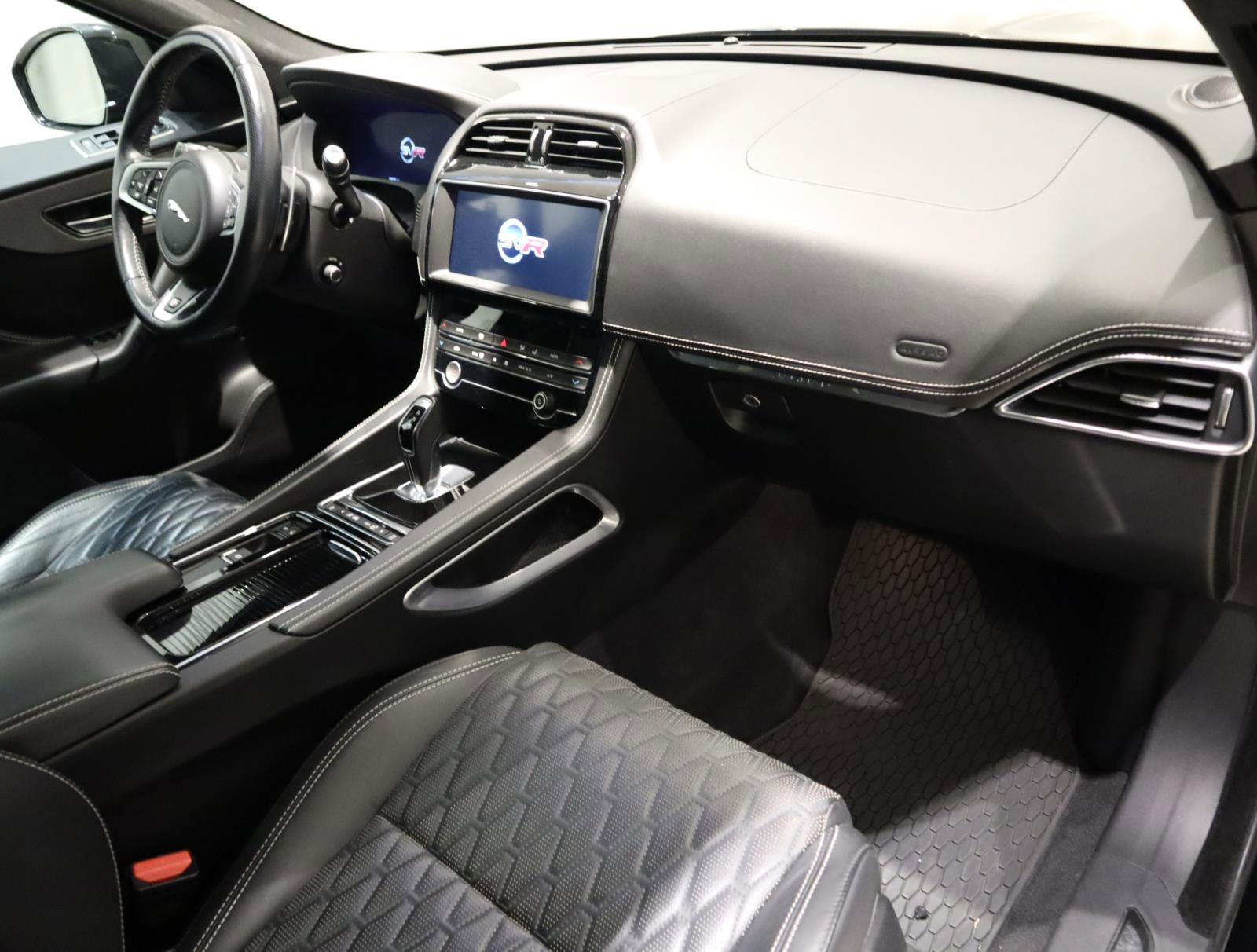 Used 2020 Jaguar F-PACE SVR image 16