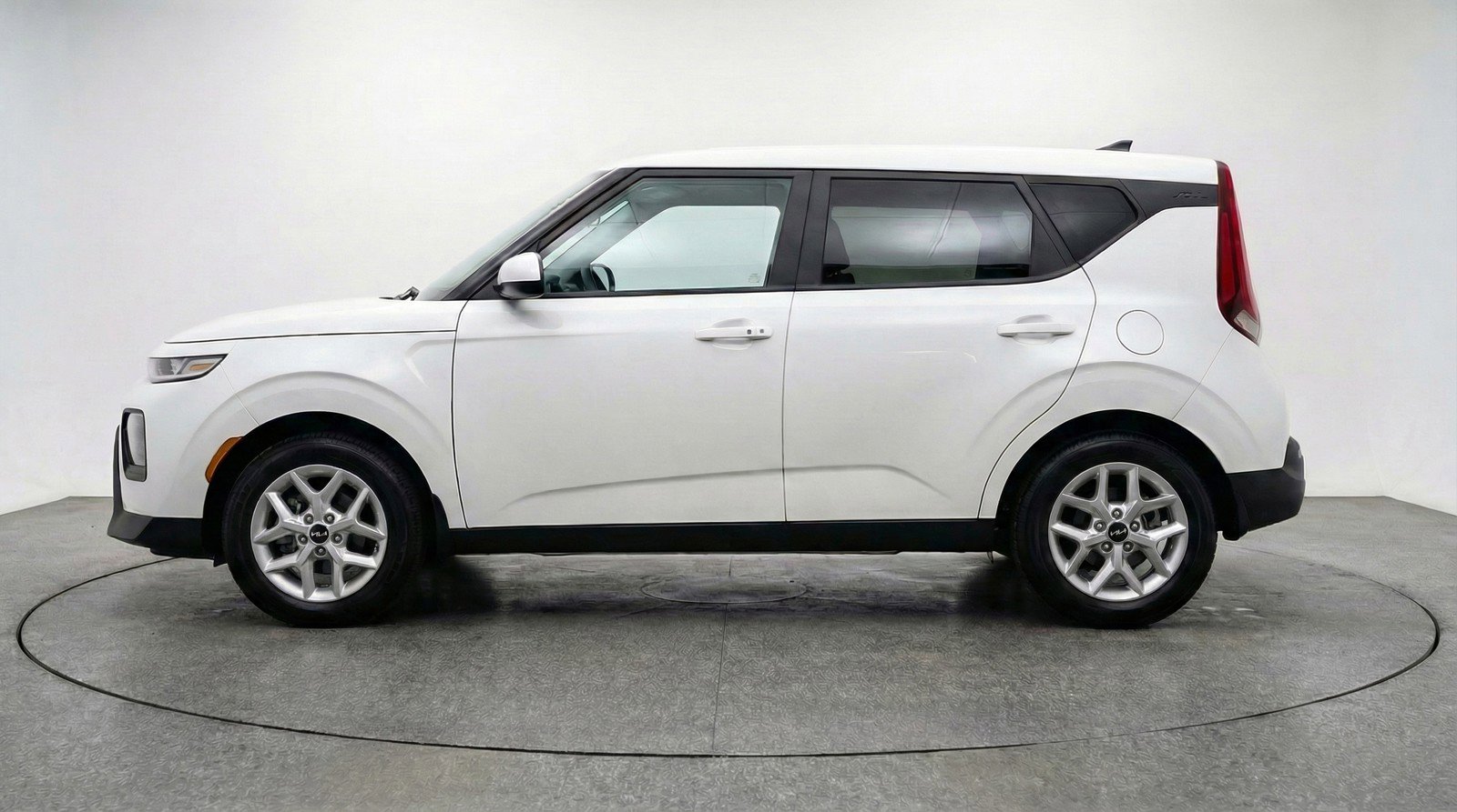 Used 2025 Kia Soul LX w/ LX Technology Package FWD image 5
