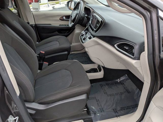 Used 2023 Chrysler Voyager LX FWD image 5