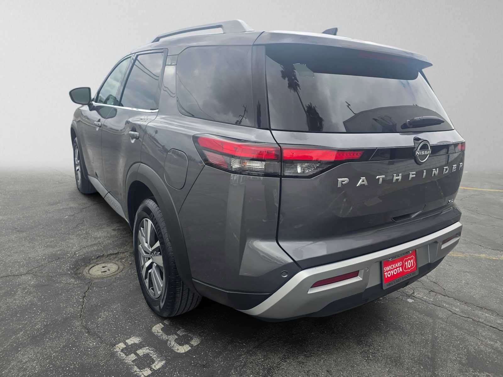 Used 2025 Nissan Pathfinder SL FWD image 5
