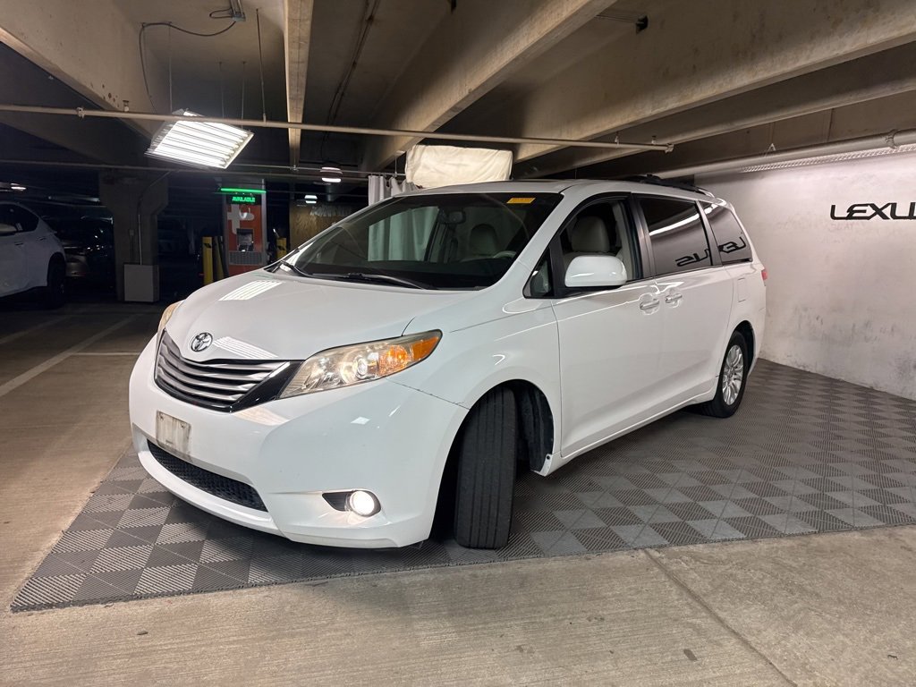 Used 2012 Toyota Sienna XLE image 3