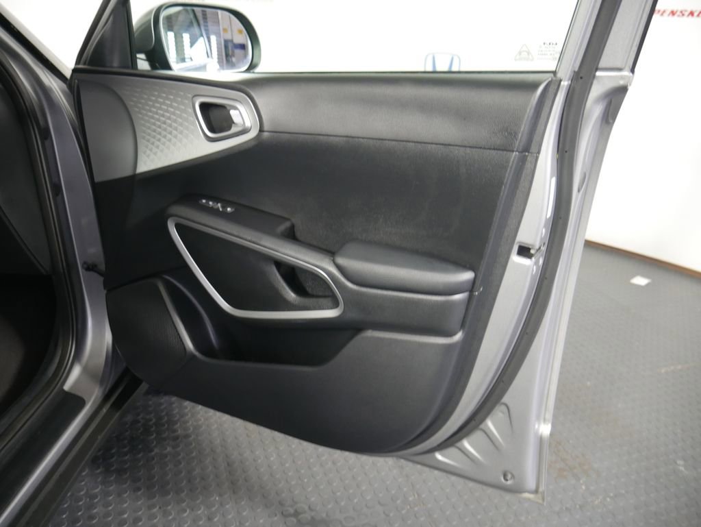 Used 2023 Kia Soul LX w/ LX Technology Package FWD image 6